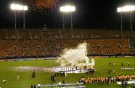 Celebração da Copa do Mundo Feminina FIFA Sub-20 2012 em estádio noturno, com fogos e confetes.