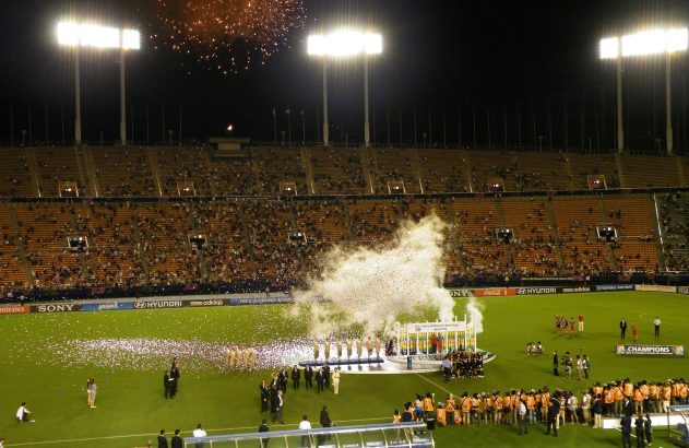 Celebração da Copa do Mundo Feminina FIFA Sub-20 2012 em estádio noturno, com fogos e confetes.