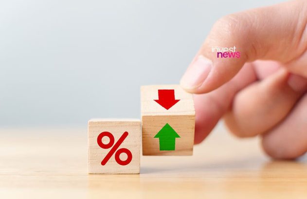 Mão segura bloco com setas ao lado de bloco com porcentagem. Variação de taxas ou juros.