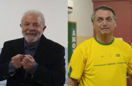 Lula (esquerda) sorrindo com papel, Bolsonaro (direita) de camisa amarela.