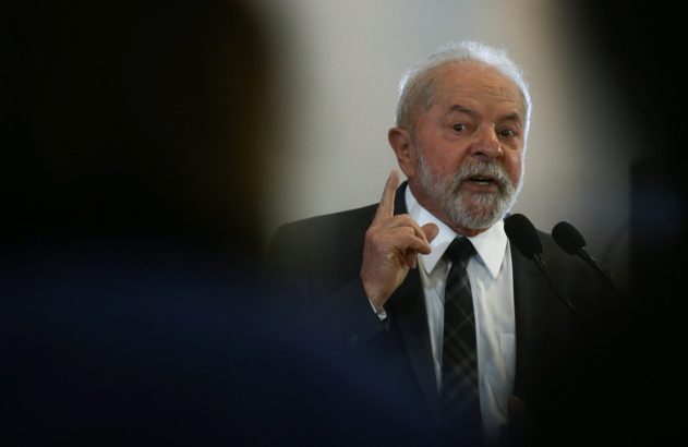 presidente eleito do Brasil, Luiz Inácio Lula da Silva, com o dedo apontado para cima