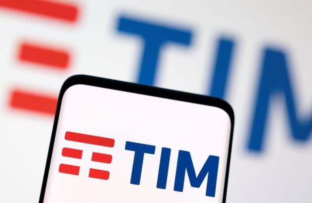 Logo TIM exibido em smartphone e desfocado no fundo.
