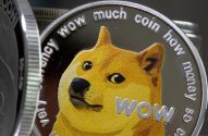Moeda Dogecoin em close-up, com o meme do cachorro Shiba Inu e o texto "wow much coin".