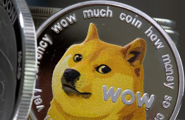 Moeda Dogecoin em close-up, com o meme do cachorro Shiba Inu e o texto "wow much coin".