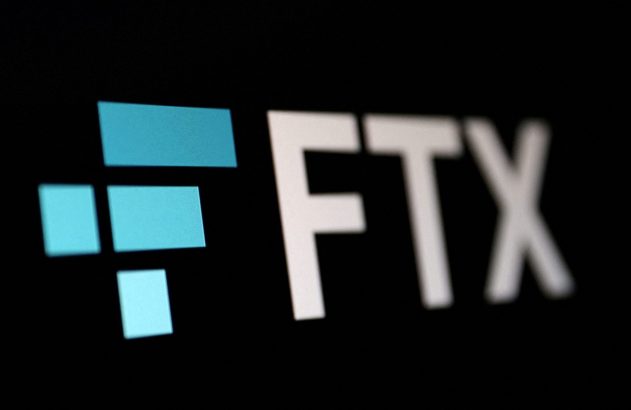 Logotipo FTX em tela preta: blocos azuis à esquerda e o nome "FTX" branco à direita.