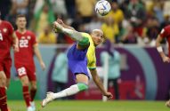 Richarlison, jogador do Brasil, em chute de bicicleta, acertando a bola no ar.