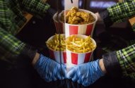 Balde de fritas e frangos fritos da rede KFC