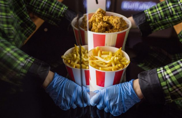 Balde de fritas e frangos fritos da rede KFC