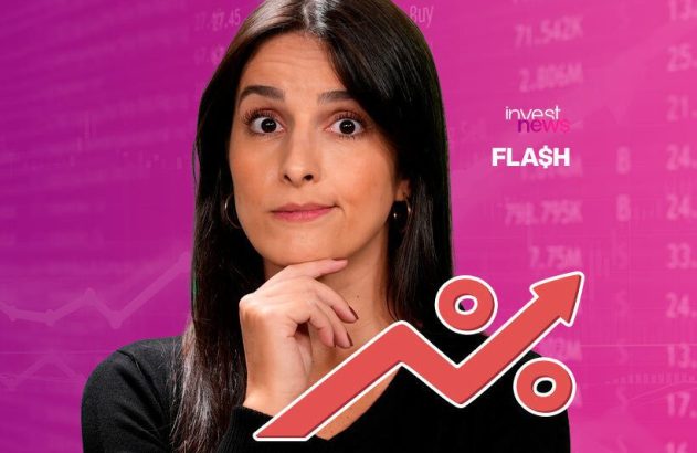 Homem barbudo de blazer preto olhando para a câmera. Fundo interno desfocado.