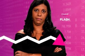 tatiana santiago, apresentadora do investnews, com braços cruzados e uma seta à sua frente representando queda da prévia do PIB