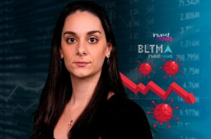 Mulher em frente a gráficos financeiros, seta vermelha de queda e vírus. Representa o impacto do coronavírus na economia.
