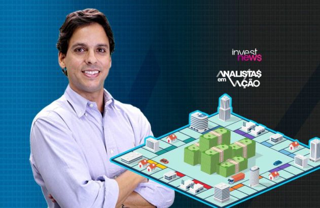 Homem sorridente com tabuleiro de jogo sobre investimentos e logos 'Investnews' e 'Analistas em Ação'.