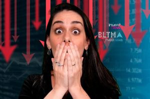 Mulher assustada com as mãos na boca, em frente a gráficos e setas vermelhas de queda do mercado financeiro.