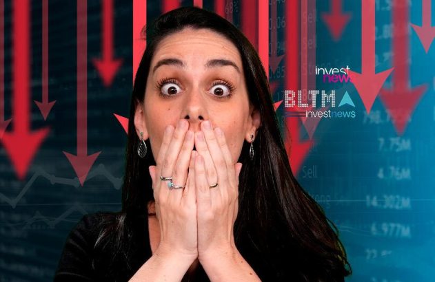 Mulher assustada com as mãos na boca, em frente a gráficos e setas vermelhas de queda do mercado financeiro.