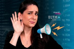 Mulher atenta, com a mão na orelha, escuta um megafone em fundo de dados financeiros e logo Invest News.