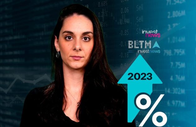 Mulher em estúdio de invest news, com fundo de dados financeiros e seta '% 2023' para alta.
