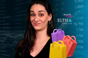 Mulher com expressão levemente divertida, três sacolas de compras coloridas e dados financeiros ao fundo.