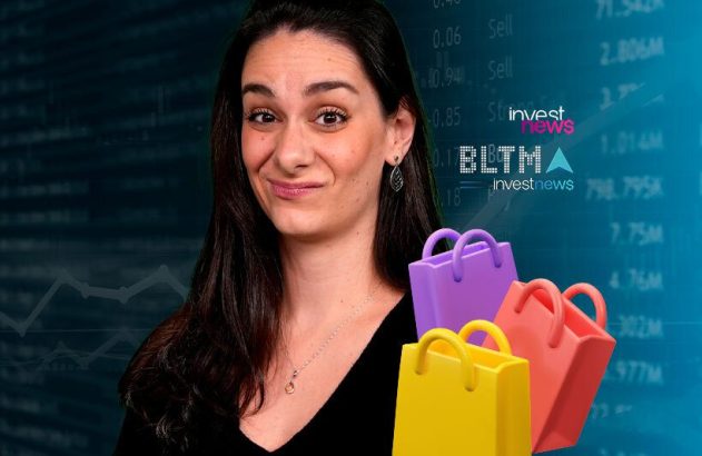 Mulher com expressão levemente divertida, três sacolas de compras coloridas e dados financeiros ao fundo.