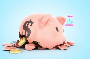 Cofrinho rosa com cifra de dólar quebrado, moedas douradas derramando em fundo azul claro.