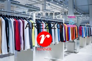Loja de roupas com araras coloridas e logos sobrepostos: Arezzo, Renner, Soma, Investnews, Cafeína.