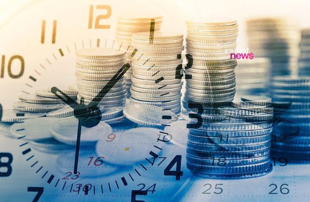 Relógio com moedas no fundo