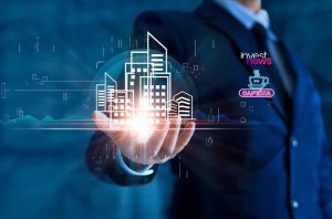 Pessoa de terno segura projeção digital luminosa de edifícios urbanos na mão.