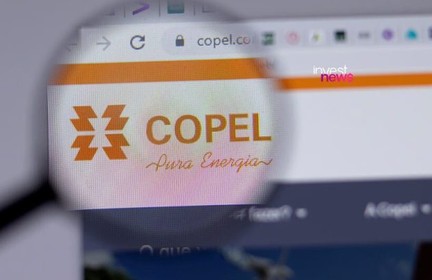 Lupa amplia tela de computador exibindo o site da Copel. O logo da empresa e o slogan "Pura Energia" estão em foco.