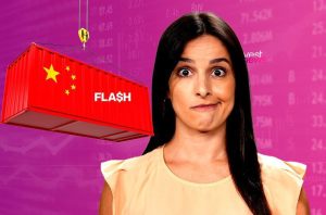 Mulher confusa com container chinês "FLASH$" sendo içado, em fundo de dados financeiros.