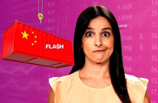 Mulher confusa com container chinês "FLASH$" sendo içado, em fundo de dados financeiros.