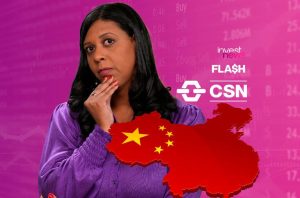 tatiana santiago, apresentadora do investnews, com a mão no queixo e à frente dela um desenho da bandeira da China