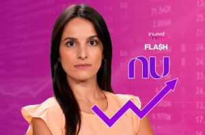 fabiana ortega, apresentadora do investnews, séria, de frente para a câmera e à frente dela, gráfico de ascensão com logo do nubank, representando crescimento dos lucros