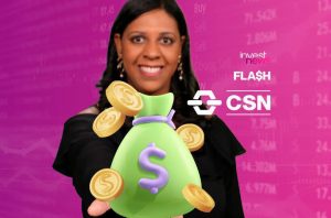 Mulher sorridente segura saco de dinheiro com moedas. Fundo magenta com dados financeiros e logos invest news/CSN.