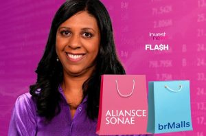 Mulher sorri. Sacolas Aliansce Sonae (rosa) e brMalls (azul). Fundo financeiro e logo InvestNews Flash.