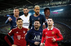 Colagem de famosos jogadores de futebol (Mbappé, Messi, Ronaldo, Neymar) contra fundo de estádio lotado.