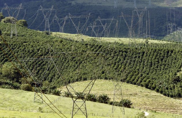 Caminhão elétrico e solar Budweiser branco/vermelho em apresentação, com pessoas.