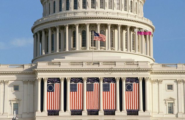 Cúpula e fachada do Capitólio dos EUA decoradas com bandeiras americanas, incluindo designs históricos.