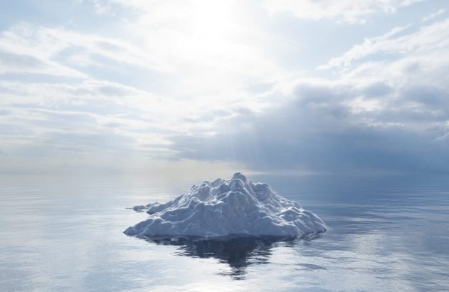 Iceberg derretendo no oceano. Aquecimento global e mudanças climáticas