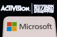 Tela de smartphone com logo da Microsoft, sob logos da Activision Blizzard, simbolizando a aquisição.