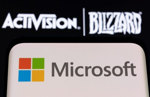 Tela de smartphone com logo da Microsoft, sob logos da Activision Blizzard, simbolizando a aquisição.
