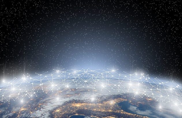 Terra à noite vista do espaço, com rede digital luminosa sobre cidades e céu estrelado.