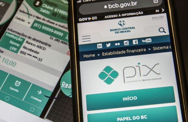 Dois celulares mostram o PIX: um com app de banco realizando transferência de R$10, outro com o site do Banco Central.