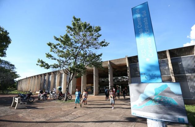 Instituto Central de Ciências (ICC) com pessoas entrando. Placa sinaliza Entrada Sul e mapa do Campus Darcy Ribeiro.