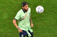 Neymar Jr. em campo, olhando para uma bola de futebol que flutua no ar.