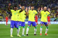 Quatro jogadores do Brasil, incluindo Neymar e Vinicius Jr., celebram em campo, com braços erguidos e sorrisos.