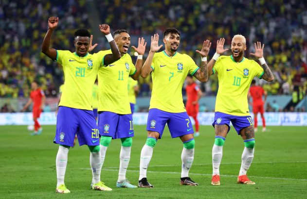 Quatro jogadores do Brasil, incluindo Neymar e Vinicius Jr., celebram em campo, com braços erguidos e sorrisos.