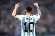 Messi de costas, com camisa da Argentina nº 10 e braços levantados em comemoração.