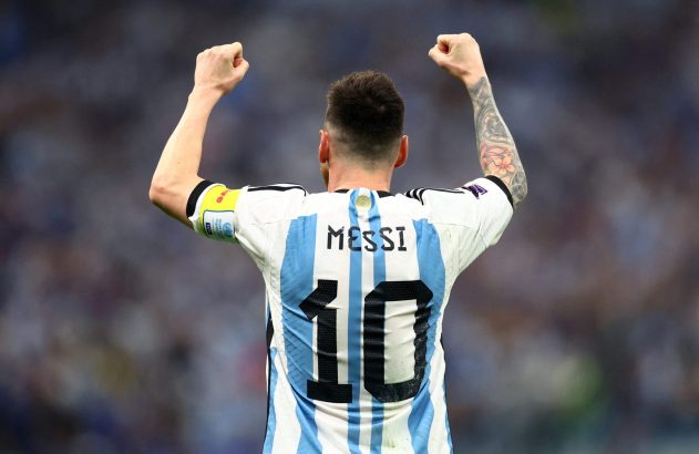 Messi de costas, com camisa da Argentina nº 10 e braços levantados em comemoração.