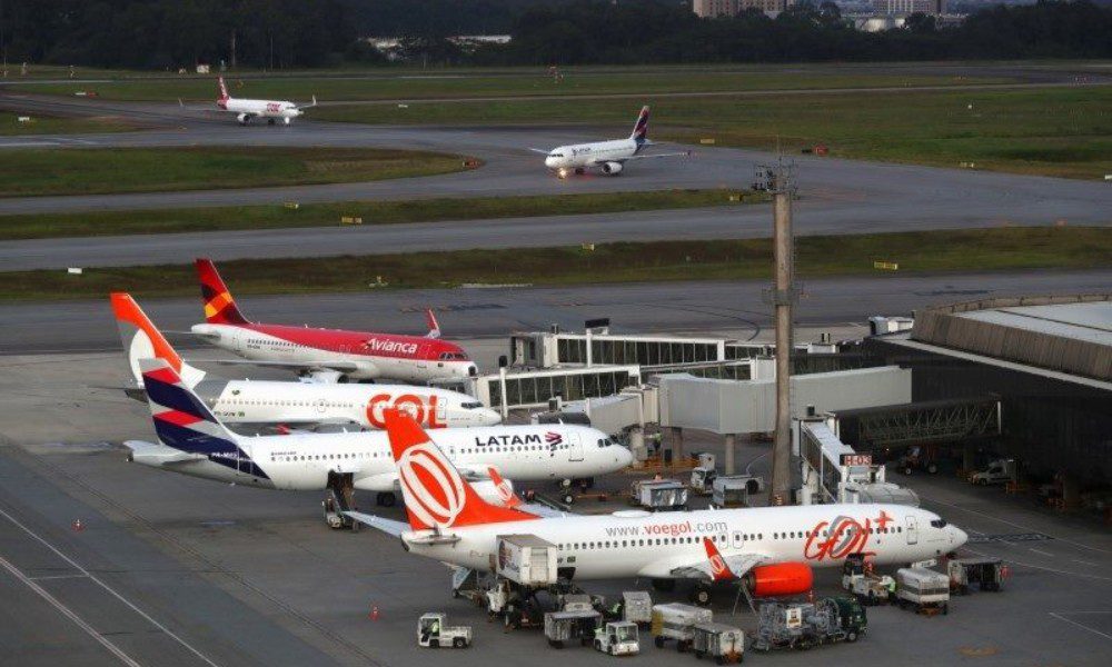 Greve de pilotos e comissários entra no 3° dia sem avanço nas negociações