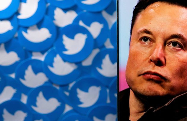 Rosto de Elon Musk em uma tela, com vários ícones azuis e brancos do Twitter à esquerda.