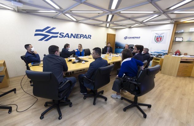 conselho da Sanepar em reunião em mesa redonda
